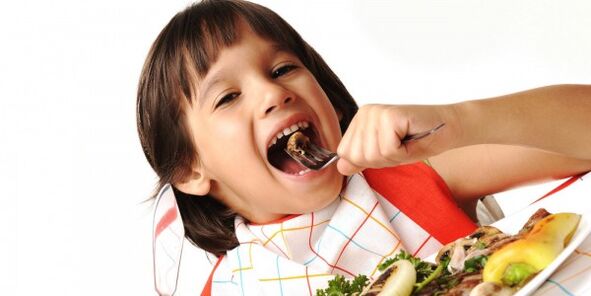 kanak-kanak itu makan sayur-sayuran pada diet dengan pankreatitis