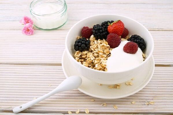 oat dengan buah beri untuk diet malas