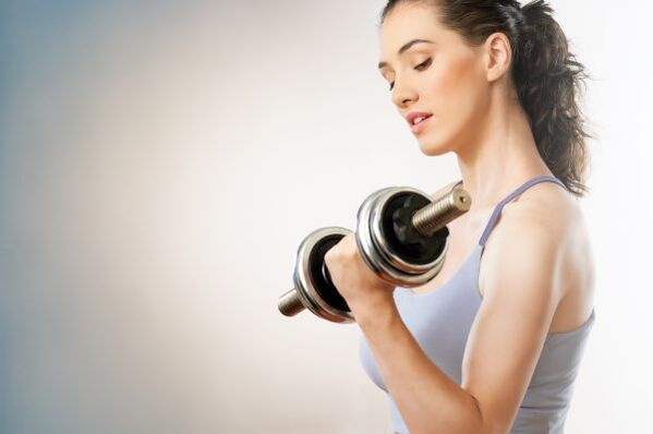 Latihan fizikal dengan dumbbells akan membantu proses penurunan berat badan sebanyak 5 kg dalam 7 hari