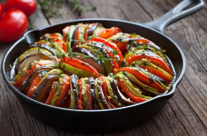Hiaskan dengan tomato dan zucchini
